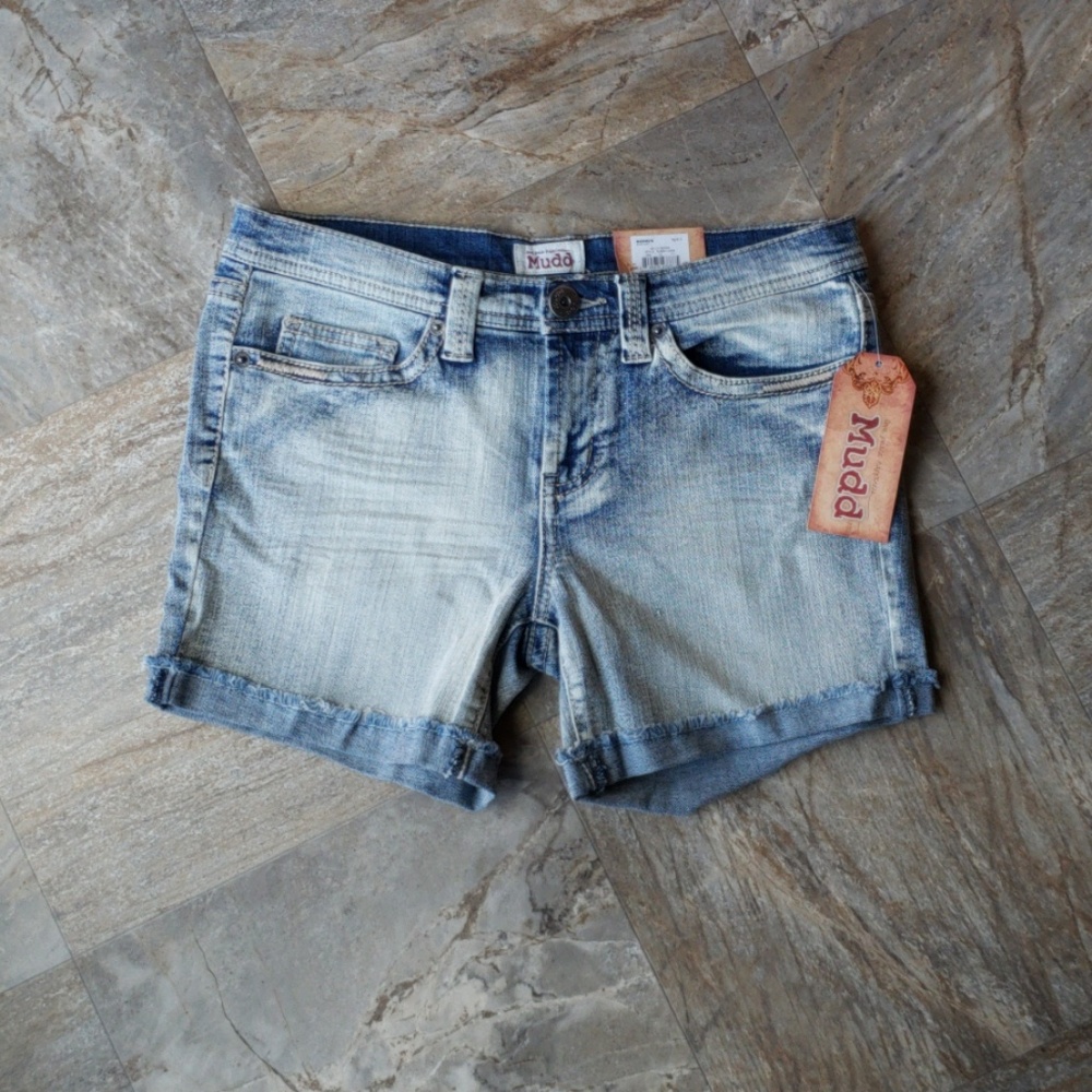 NWT Mudd size 9
Denim Jean Shorts - Picture 1 of 5